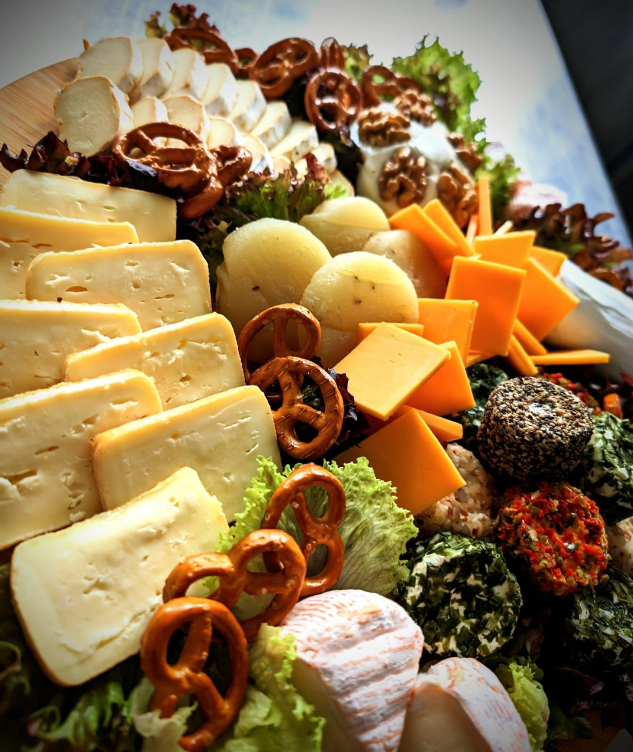 Deutsches Haus – Restaurant – eine große und reichhaltige Käseplatte oder Wurstplatte mit verschiedenen Käsesorten und Beilagen.