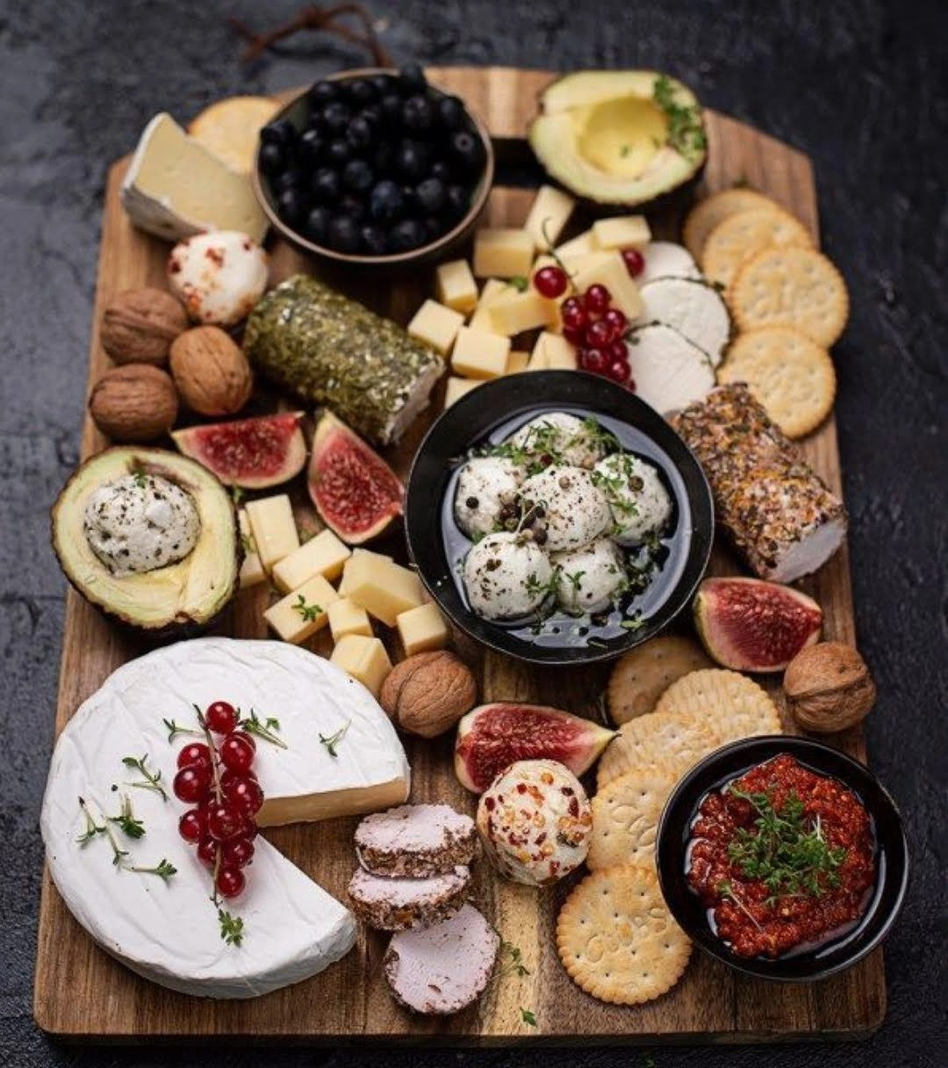 Deutsches Haus – Restaurant – eine gut sortierte Wurst- oder Käseplatte. Diese Art von Platte, auch Weideplatte genannt, bietet eine Auswahl an Wurstwaren, Käse und Beilagen.