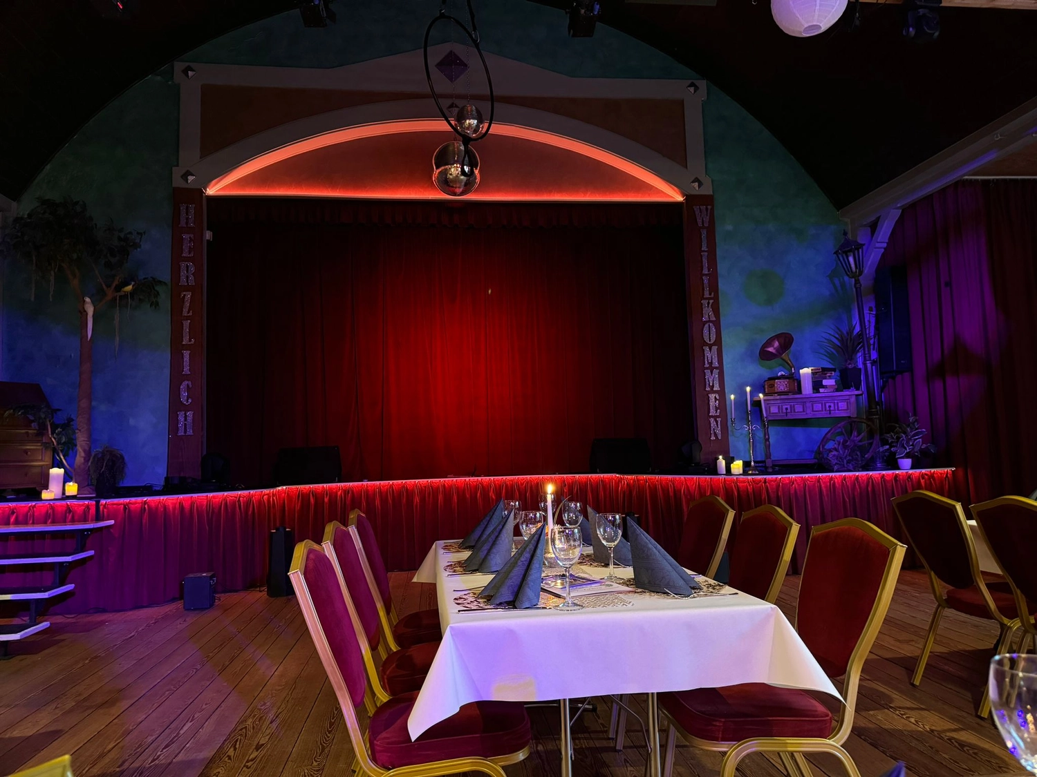 Deutsches Haus – Hotel – eine dekorierte Bühne oder ein Podest, typischerweise für Veranstaltungen wie Modenschauen, Hochzeiten oder Partys.