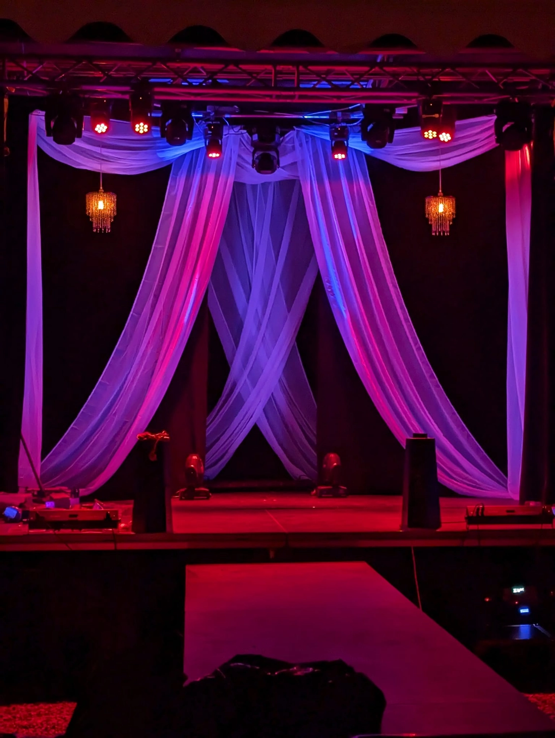 Deutsches Haus – Hotel – eine dekorierte Bühne oder ein Podest, typischerweise für Veranstaltungen wie Modenschauen, Hochzeiten oder Partys.