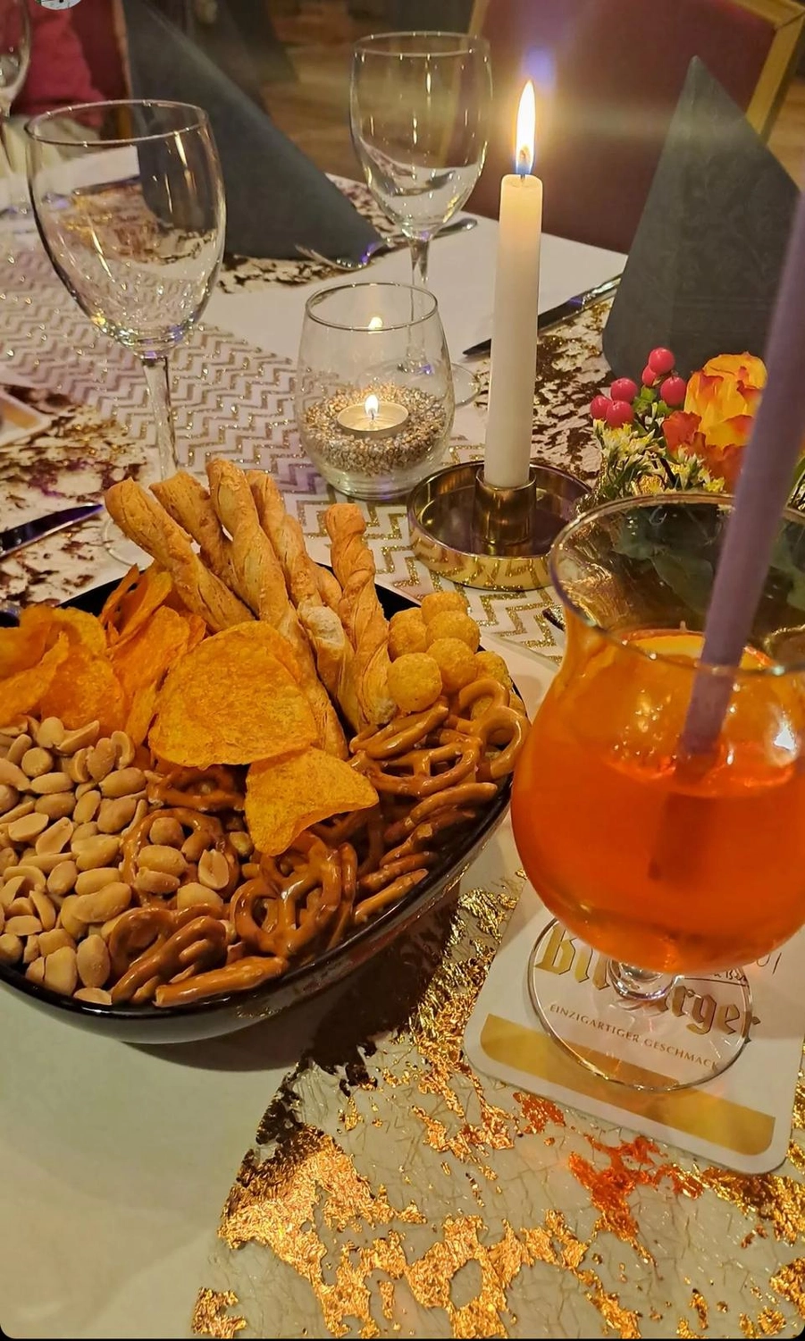 Deutsches Haus - Hotel - ein gedeckter Tisch in einem Restaurant oder einer Bar mit Snacks und Getränken in gemütlicher Atmosphäre bei Kerzenschein.
